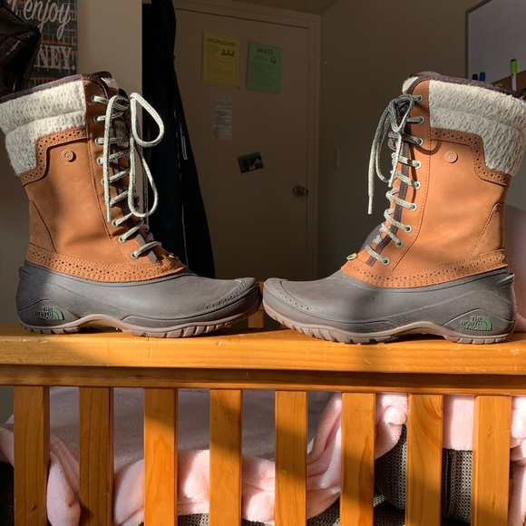 North Face Women’s Winter Boots like new - Picture 5 of 8